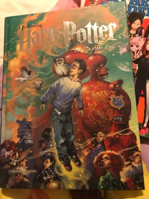 Harry potter - Harry potter bok på svenska aldrig läst ens köptes osen låg o en hylla och skräpa 