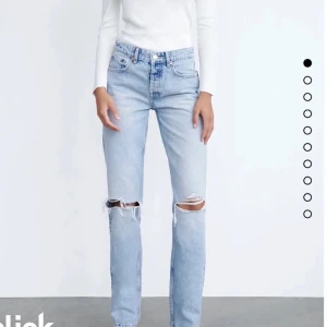Jeans - Hej, säljer dessa zara Mid Rise jeansen som jag köpt här på plick. De är otroligt snygga men har vuxit ur dem tyvärr. 