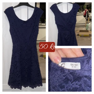 Klänning  - Fin mörkblå klänning från Cubus med korsat på ryggen vilket lämar ett fint litet hål nertill på ryggen. Använd ett fåtal ggr och är i fint skick