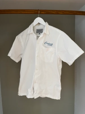 CARHARTT SKJORTA  - Säljer min lätt använda supersnygga carhartt skjorta som är perfekt för sommaren. Cond 7/10. Köptes 2022