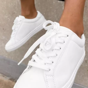 Vita Speakers - Helt nya och oanvända. Säljer pga för liten storlek. Frakt tillkommer eller hämtas upp i Norrtälje.