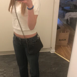 Stella väska  - En stella väska som tyvärr inte kommer till användning längre , fint skick förut att dragkedjan. Har halvt åkt av , kom priv för bilder 