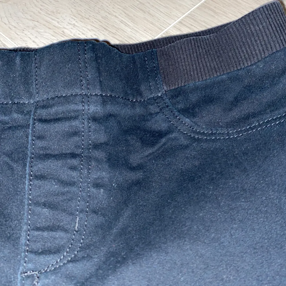 Byxor från esmara i storlek 36/S. Svarta med fina detaljer och (fake fickor).   Använder mig ej av köp nu funktionen, kontakta mig om ni vill köpa❤️. Jeans & Byxor.