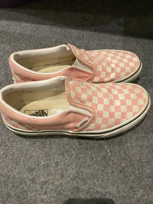 Vans stl 35 - Vans i stl 35. Bra skick. Går att tvätta för att få ännu renare.