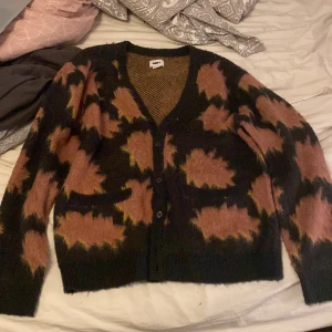 Obey cardigan - Säljer nu denna underbara obey kofta pga lite använding. Men riktigt fin och unik! Inga defekter använd under en vår, sommar. Hör av dig vid frågor. Pris ej hugget i sten!🤩(Som referens så är jag ungefär 183 cm lång)