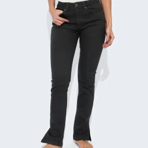 Jeans med slits - Inköpspris: 599 SEK Storlek: W29-L32 179 cm lång på bild nr. 2 Något urtvättade, men inte så att det förstör jeansen