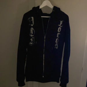Rhinestone - Säljer min rhinestone hoodie från Dos Locos. Den är limited edition. Skicket är 9,5/10 och alla stenar sitter kvar. Storleken är L men passar M bra också. Hör av er om ni undra något. Priset är inte hugget i sten