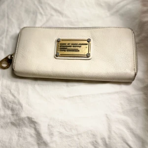 Marc Jacobs plånbok  - En fin praktisk plånbok i normal storleken. Använd men är i fint skick. Pris kan även diskuteras vid intresse!