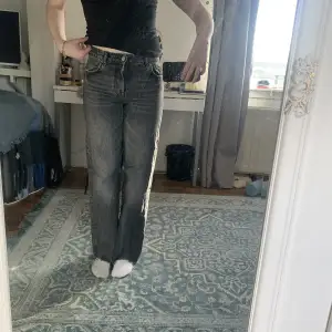 Säljer dessa jeans från zara i stl 36. Har klippt dessa jeans så är lite trådigt längst ner. Passar mig som är 173 cm jätte bra.🖤