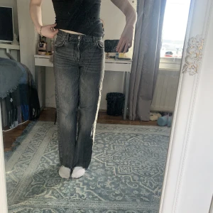 Zara jeans - Säljer dessa jeans från zara i stl 36. Har klippt dessa jeans så är lite trådigt längst ner. Passar mig som är 173 cm jätte bra.🖤