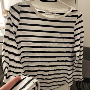 Randig tröja  - Tunn randig svart och vit basic tröja från lager157. Snygg och i nytt skick. Lite kortare i ärmarna. 35kr+frakt 