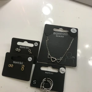 Smycken  - Säljer dessa smycken från glitter då jag inte använder de. Aldrig använda. Örhängena är evighets tecken och dom säljer jag för 1 par för 15kr. Halsband säljer jag för 30kr och ringarna 30kr de är Storlek S på de 🥰