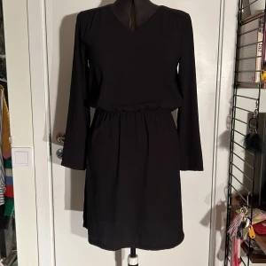 Svart klänning! - Klänning från åhléns! Den är i bra skick och har endast använts 1 gång. Långärmad och knälång💜