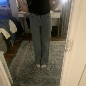 Säljer ett par jätte snygga mom jeans från monki i storlek 27, passar mig som har Stl S perfekt. Jag är 173 cm.🤎