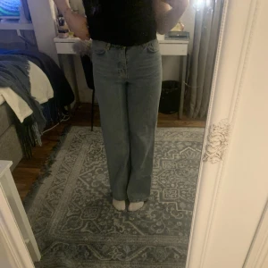 Monki jeans - Säljer ett par jätte snygga mom jeans från monki i storlek 27, passar mig som har Stl S perfekt. Jag är 173 cm.🤎