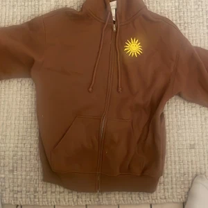 Oversized brun zip hoodie  - En jätte fin brun hoddie med en pytte liten fläck på magen (den är inte tvättad just nu men ska tvätta den nu, satt fläcken försvinner nog.) Väldigt mysig och skön! Ny pris 250 säljer för 100kr. Jag har räknat med fläcken i priset! Köpt i augusti 2022.
