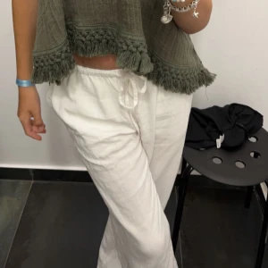 linne byxor  - (Har bud på 350kr)Säljer dessa fina och sköna linnebyxor då dem är lite för korta för mig som är 1,62. Skulle passa någon som är typ 1,60💕Och de är aldrig använda då jag köpte två par. Om flera vill köpa blir de budgivning 