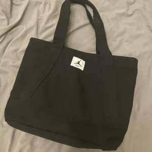 Totebag Nike Jordan Flight - Säljer denna nike Jordan Flight totebag, pga att den inte kom till användning. Nypris är 450kr🥰 superbra skick och använd 1 gång. 