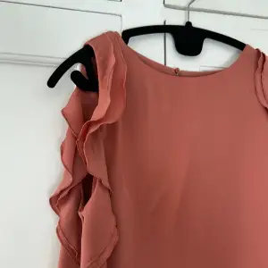 Blus/linne från H&M, använt sparsamt. Färgen är inte lika orange som på bilderna, den är mer gammelrosa. 