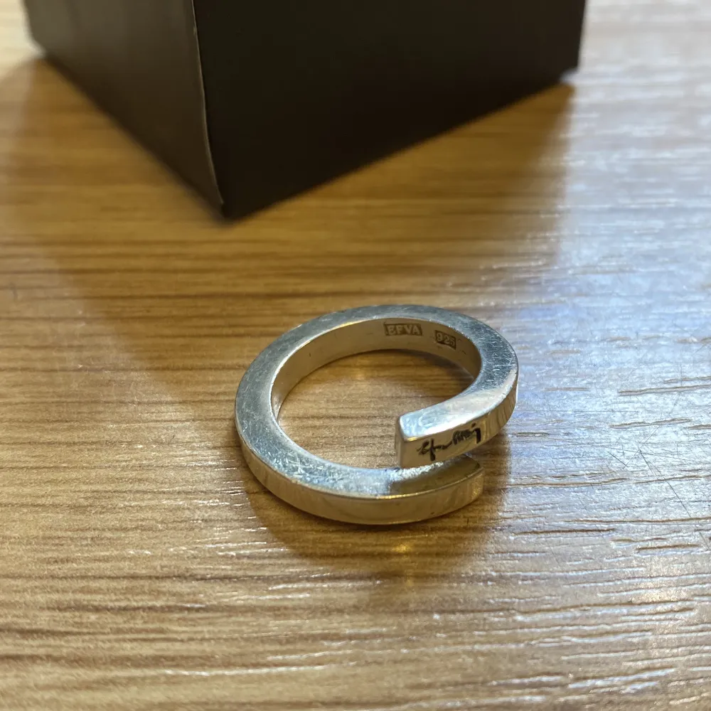 Fin ring från Efva Attling modell little twist ring. Nypris 1600. Den är 2 cm från ytterkant. (Första bilden är lånad). Accessoarer.
