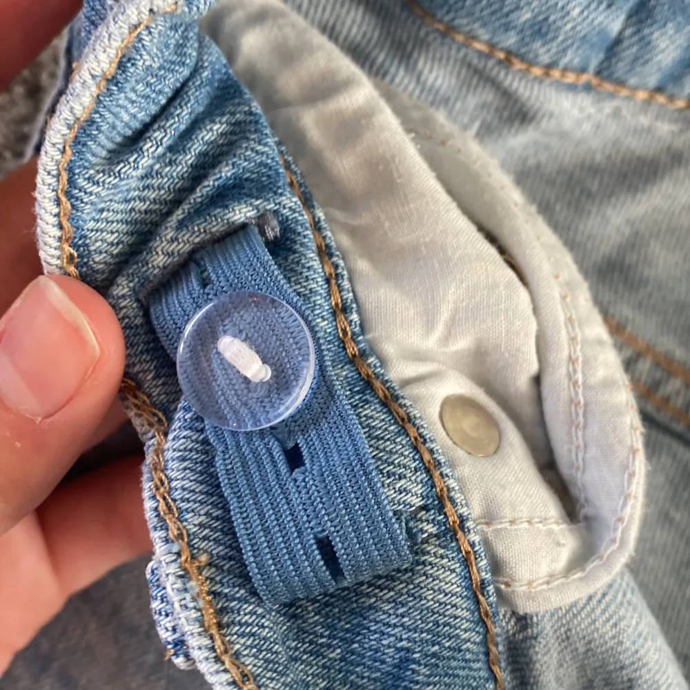 Dessa Zara jeans i barn säljs inte längre och är nästan helt oanvända. Storlek är 164. Så fina o passar t mkt!💙 Köp antingen båda eller ett par.Priset är styck. Jeans & Byxor.