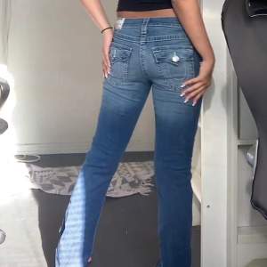 Intressekoll på mina döö snygga true religion jeans!! Kan tänka mig att byta mot andra !bootcut! True religion jeans, eller sälja för ett bra pris. Storlek 28! Kom privat vid frågor❣️❣️