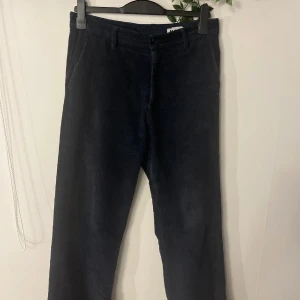 Hope Manchester byxor  - Marinblå Manchester byxor från Hope  Strl 46 sitter större  Highwaisted och flared fit! 