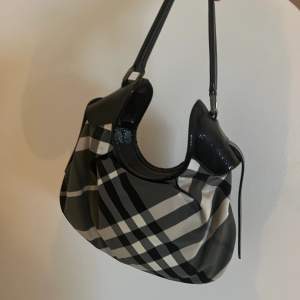 En mönstrad (grå, vit, svart) BURBERRY handväska. Mellanstor. Den är ÄKTA. 