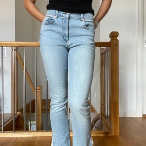 Jens NA-KD i storlek S - Superfina raka jeans köpta från NA-KD förra hösten.  Medelhög midja och slits med tofsar💞 Dessa passar superbra med ex en oversized tröja nu under hösten eller till våren.   Kan både mötas upp i Sthlm eller posta!🙌🏼  Hör av er vid frågor🤝