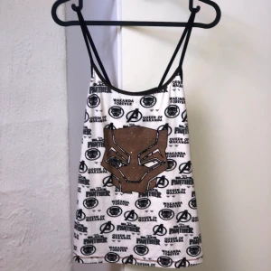 Black Panther Linne - Ett mycket unikt linne med glitter✨ Märket heter Love To Lounge och är i storlek 38/40. (Passar även 36). Coola tryck och fina detaljer med rosé glitter trådar❤️‍🔥Pris: 90kr