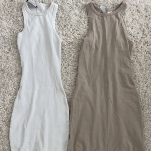 Klänningar  - Två super fina känningar. Inga fläckar. Älskar dem men ingen användning för de. Köpta för ca 600kr båda två. En för 250kr och båda för 400. Vid snabbare affär kan d sänkas till 350kr 