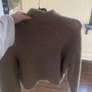 Zara stickad tröja  - Säljer denna då den aldrig kommer till användning mer ❤️ mohair material 