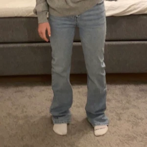 Jeans  - Säljer dessa super snygga midwaist jeans. Knappt använda som då är anledningen till att dom säljs ❤️ för flera bilder så är det bara att skriva. 
