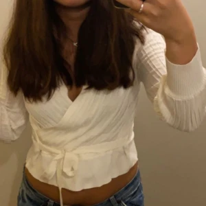 Vit korsad tröja  - Säljer denhär superfina korsade tröjan som är använd en gång och är i perfekt skick 