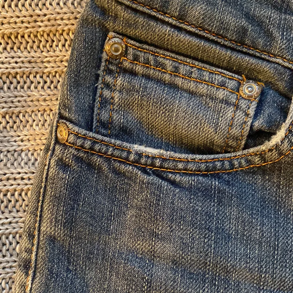 Jättefina lågmidjade bootcut/straightleg jeans från nudie. Väl använda men i gott skick. Endast en liten slitning vid ena fickan. Nypris ca 1800.. Jeans & Byxor.