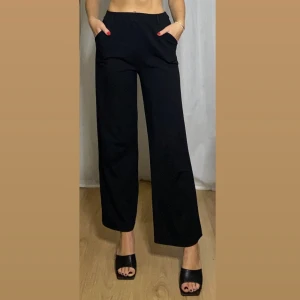 Mjuka kostymbyxor - Svarta mjuka kostymbyxor🥀 95% polyester  5% elastan   Använda - Bra skick 🖤 