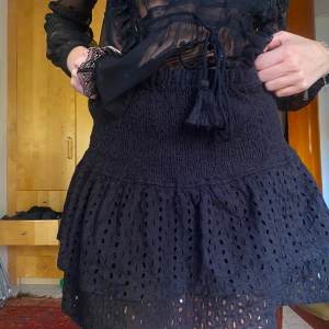 Volangkjol - Kjol från bohoo. Den är egentligen storlek 36 men på mig sitter den som M/L och därför säljer jag den.💞  Snälla tryck inte på köp direkt💞