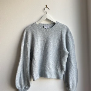 & other stories - Jättefin stickad tröja i ljusblå färg med snygga ballongärmar. Storlek S, mer ljusblå än på bilderna 💙💙💙