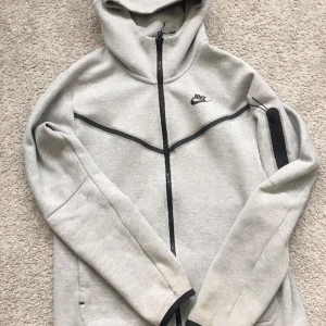 Nike Tech Fleece - En grå Nike tech fleece i storlek S, den är lite för lång på mig som brukar ha S i storlekar men annars nästan perfekt i armarna. Har använt några gånger bara och är i bra skick. Ni får jätte gärna buda på den också 