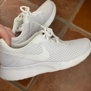 Nike skor  - Äkta Nike skor som är i fint skick!! 🤍🤍tveka inte att höra av dig om du har frågor😝