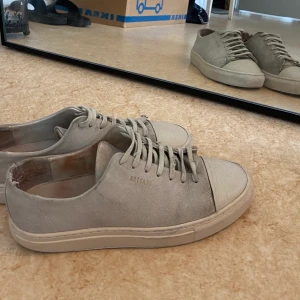 Arigato skor - Säljer ett par väl använda arigato skor har haft dom i ca 2.5 år, säljer pågrund av att jag köpt nya. Dom är väl använda därav priset🫶🏽   Hör gärna av er om ni är intresserade, tryck inte på köp direkt!🫶🏽