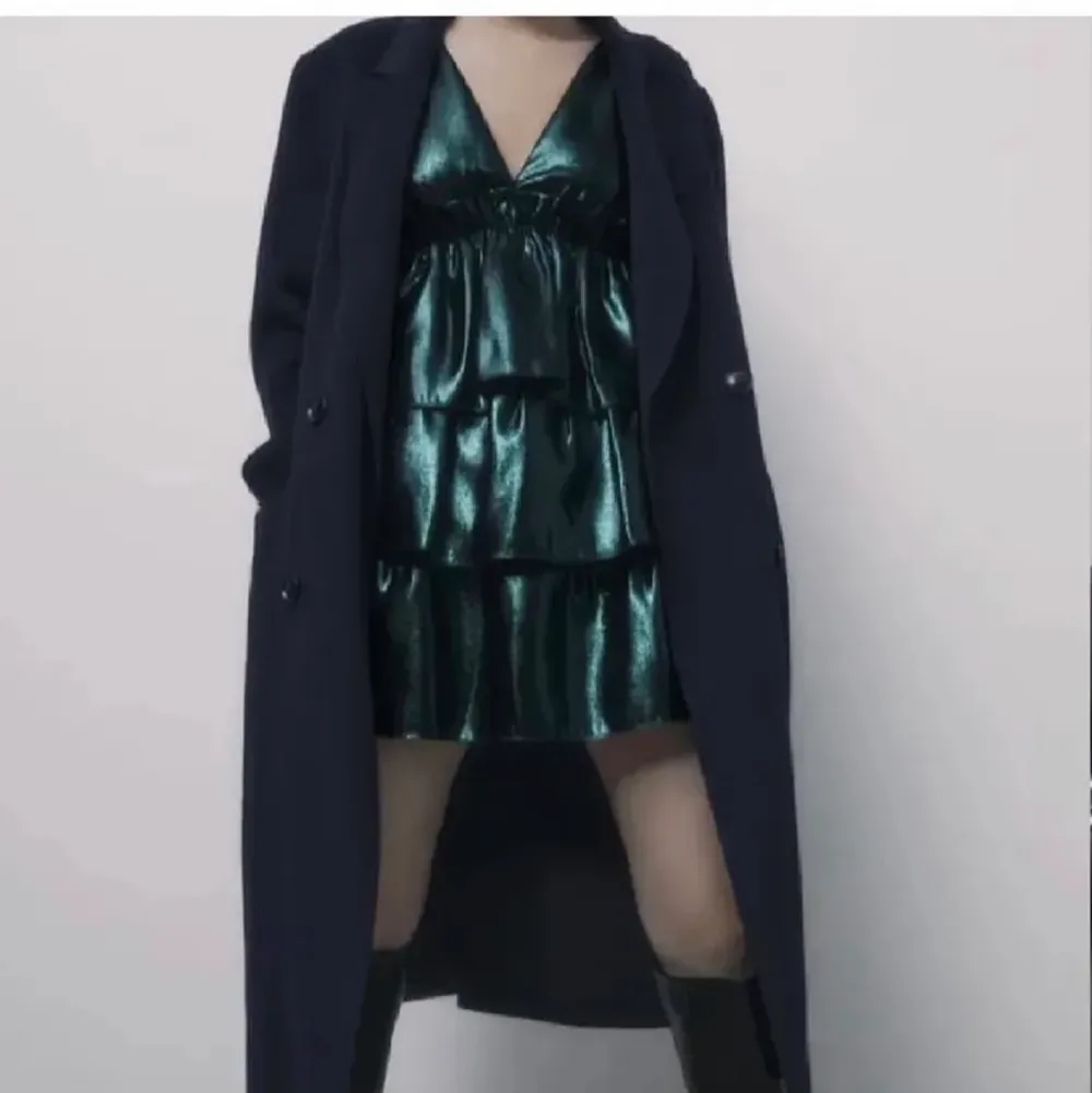 En glansig/glittrig, grön volangklänning från zara. Inköpt 2020 för cirka 500. I nyskick med prislapp kvar. Aldrig använd eftersom den är lite liten för mig, är vanligtvis storlek s/m,  💛. Klänningar.