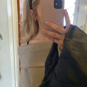 Offshoulder stickad tröja - Så fin beige stickad tröja utan axlar, använd men i bra skick