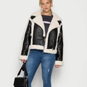 skinnjacka  - kollar intresse på min sjukt fina skinnjacka med päls på insidan💓💓jätte skön & funkar både till hösten & vintern!