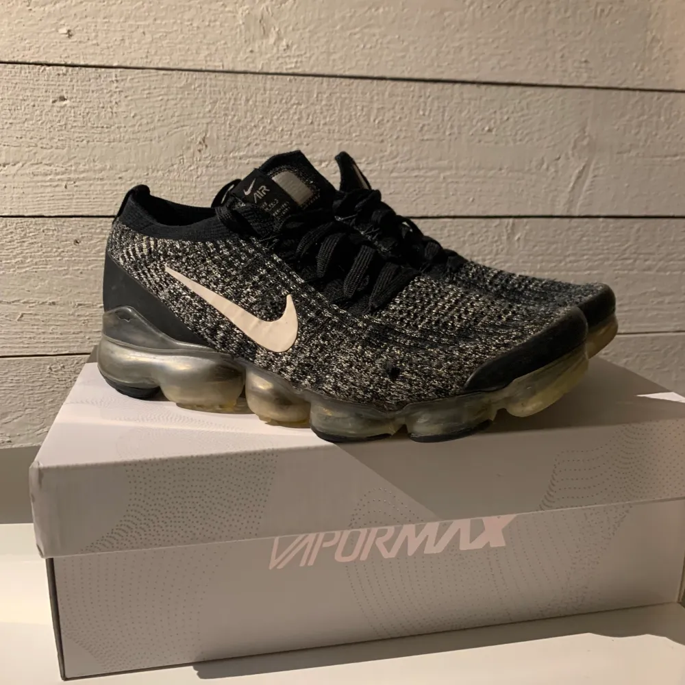 Säljer nu mina Nike vapormax. Paret är i storlek 42 och köptes för 2200kr. Dom är lite slitna under och lite i tyget på högerskon men det är inget man tänker på. Kartongen följer med vid köp. Priset kan diskuteras. Hör gärna av dig om du har några frågor😀. Skor.