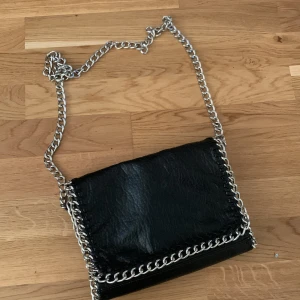 Ekta tiamo - En tiamo väska som är i bra skick inga skador och bra längd i bandet