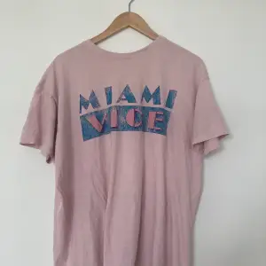 Jätteskön babyrosa t-shirt med Miami Vice-tryck! Står ingen storlek men skulle gissa S-M :)