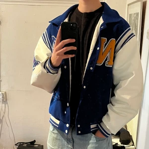 Jaded london NTRLS Varsity Jacket  - En Jaded London varsity jacka som jag köpte 2021. Jackan har en overzised fit och ärmarna är gjorda av veganskt läder. Inte så värst använd så säljer därför vidare den.  skick 9/10. 