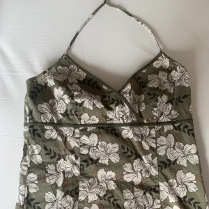 Klänning - Såå cool klänning, 2000-tal! Köpt secondhand. Oklart vilken storlek, passar mig som vanligtvis har S/M. Köparen står för frakt💙
