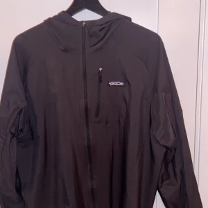 Pantagonia Jacka - En tunn pantagonia jacka i väldigt bra skick! Köptes för ca 1 år sen, men i ett väldigt bra skick.  Den är i Storlek L. Möts endast upp, Sthlm Nacka